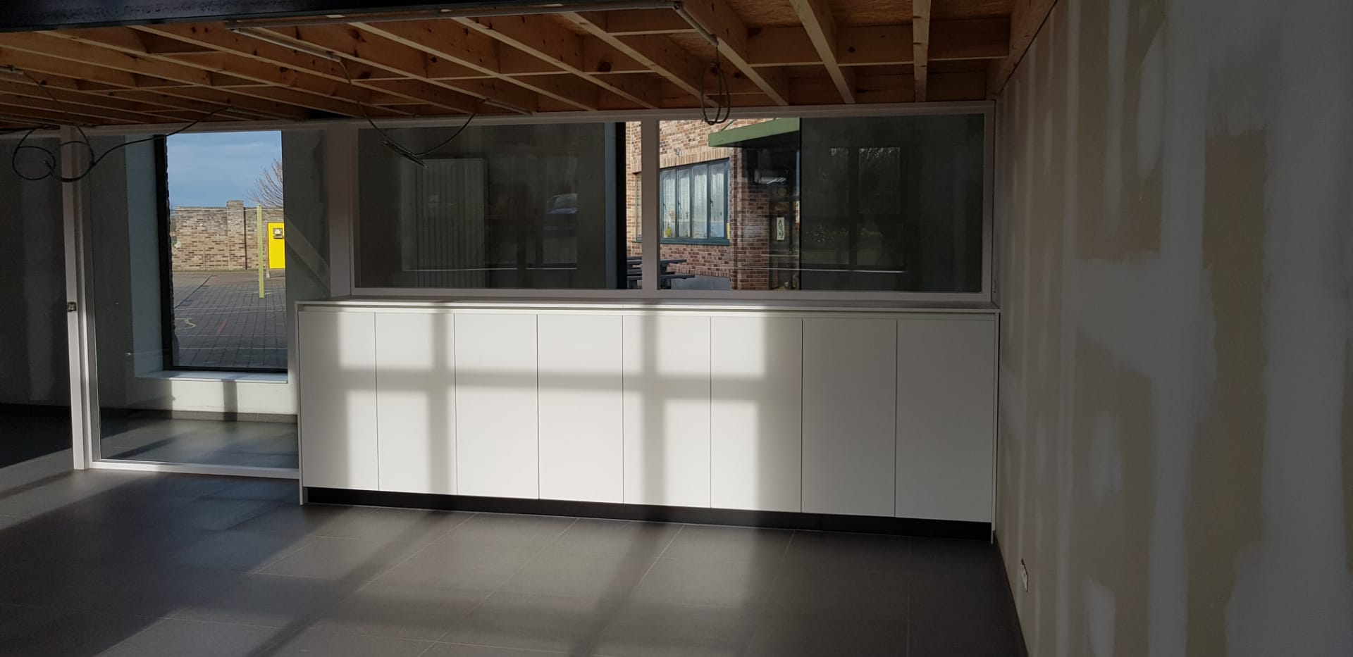 Binnendeuren, trappen, tussenvloeren en meubilair kleuterschool Waanrode - Vrago Interieur